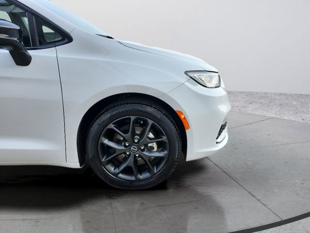 Used 2025 Chrysler Pacifica Limited image 31