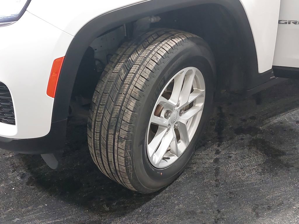 Used 2023 Jeep Grand Cherokee Laredo image 31