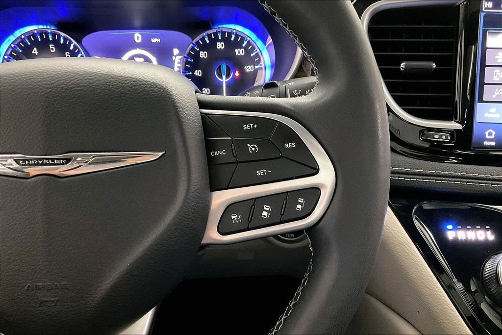 Used 2023 Chrysler Pacifica Limited FWD image 19