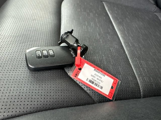 Certified 2024 Kia Niro Wave w/ Wave Preserve Package FWD image 29