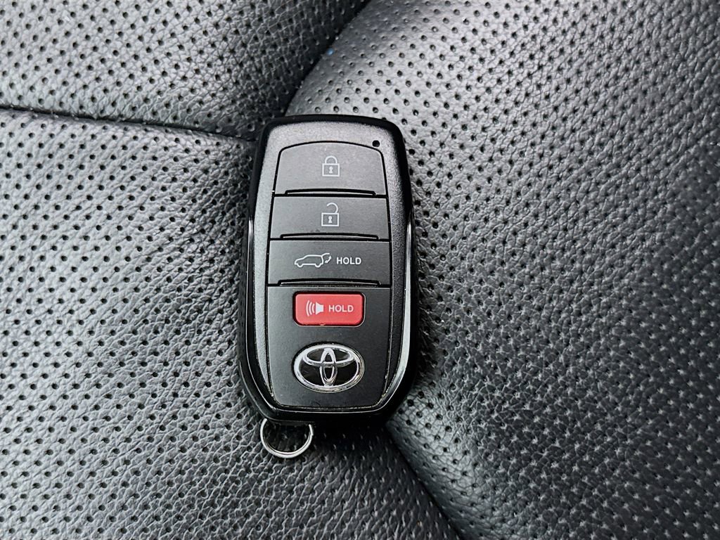 Used 2024 Toyota Highlander Limited AWD/4WD image 33