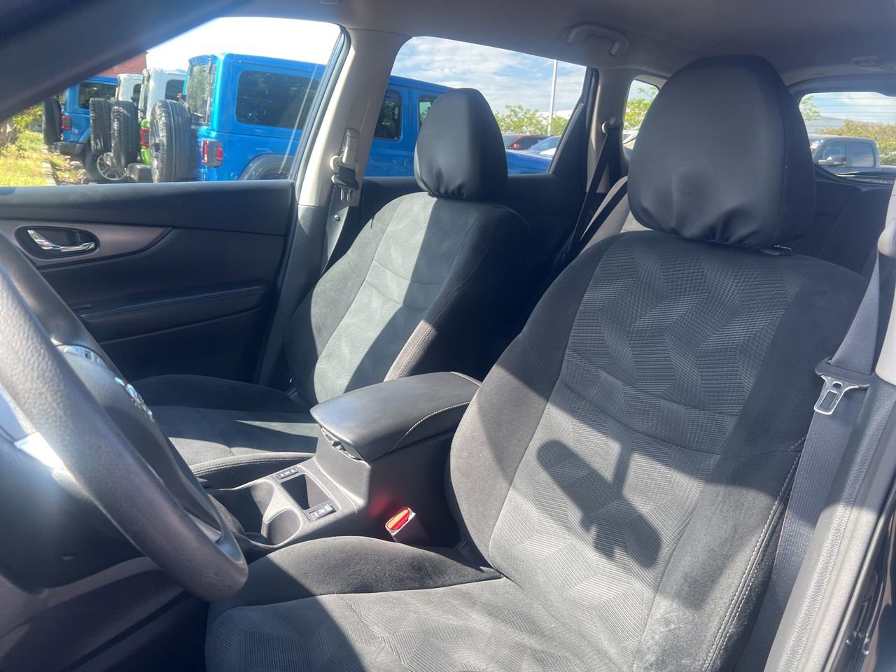 Used 2016 Nissan Rogue SV w/ SV Premium Package image 18