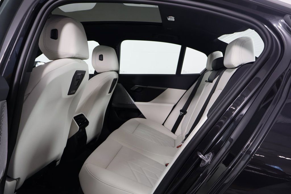 New 2026 BMW i5 eDrive40 w/ M Sport Package image 6