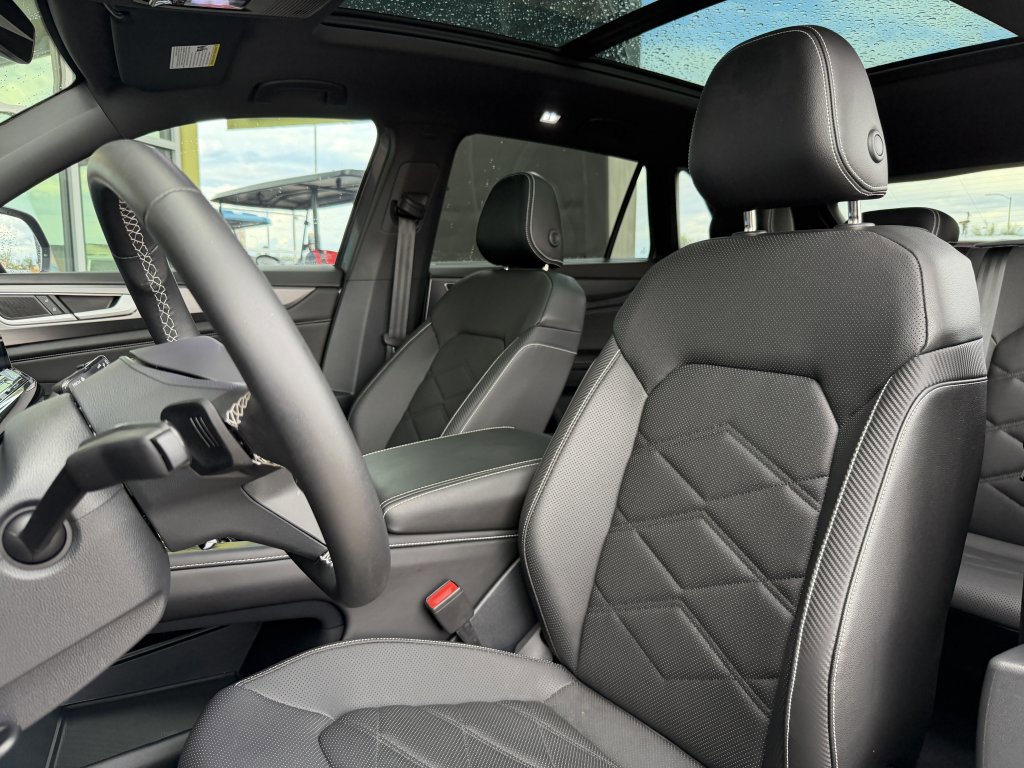 Used 2024 Volkswagen Atlas Cross Sport SE w/ Panoramic Sunroof Package image 31