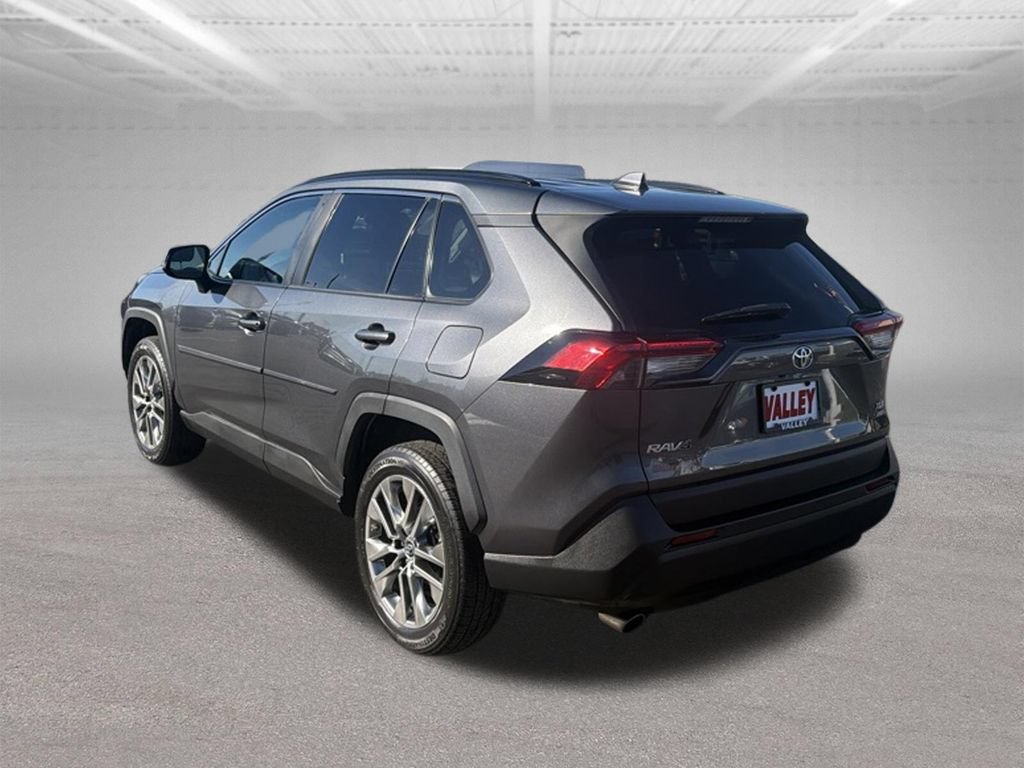 Used 2019 Toyota RAV4 XLE Premium w/ Cold Weather Package AWD/4WD image 9