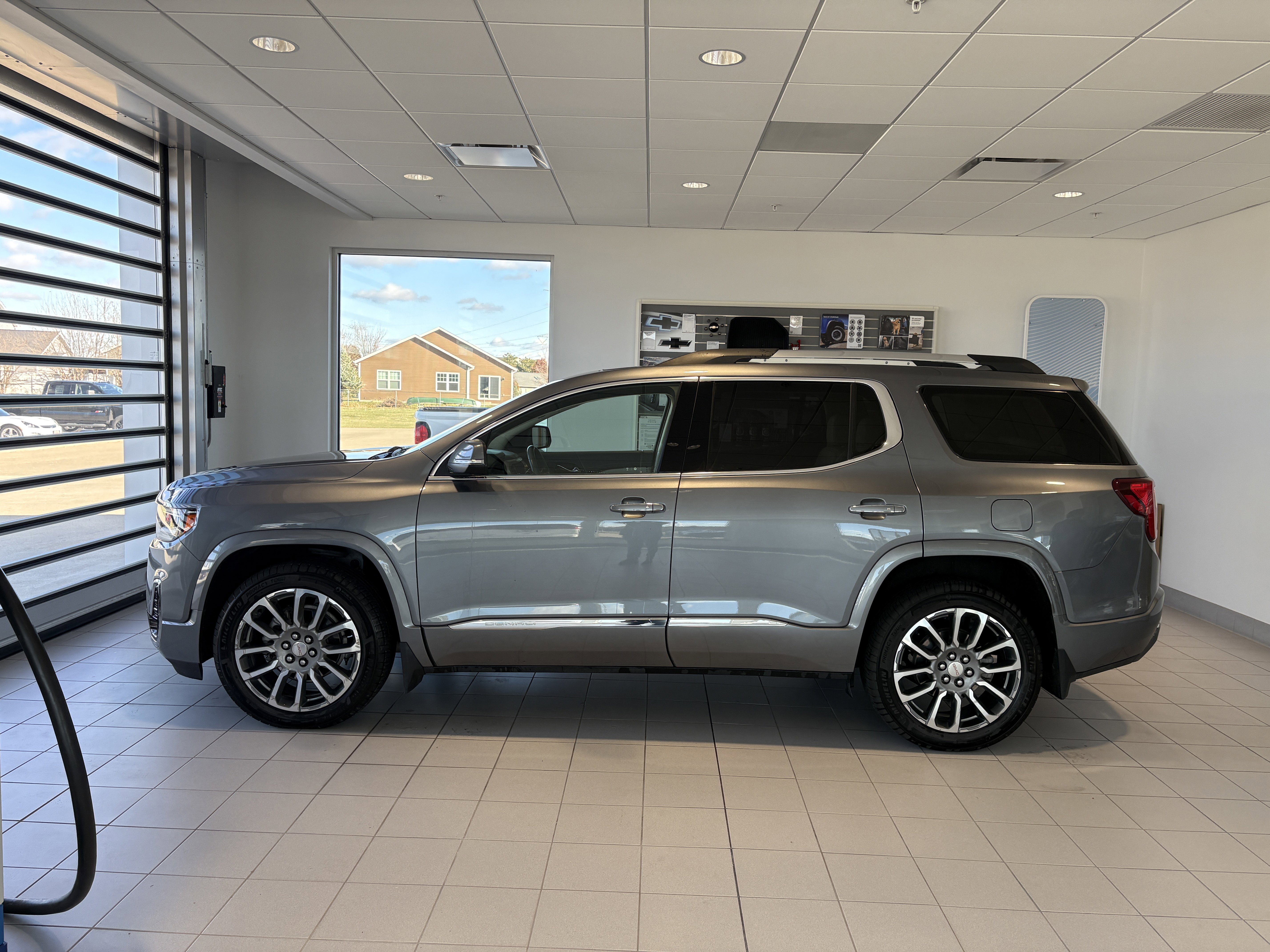Used 2022 GMC Acadia Denali w/ Denali Ultimate Package image 2