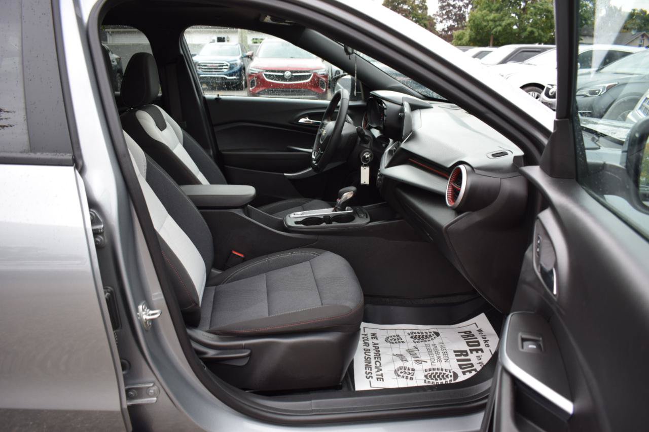 Used 2026 Chevrolet Trax RS w/ Sunroof Package FWD image 33