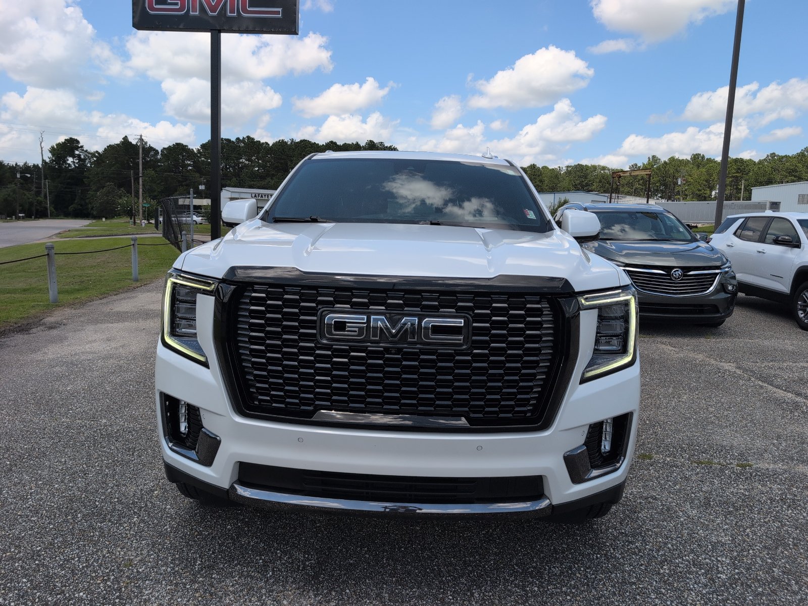 Used 2023 GMC Yukon Denali Ultimate AWD/4WD image 1
