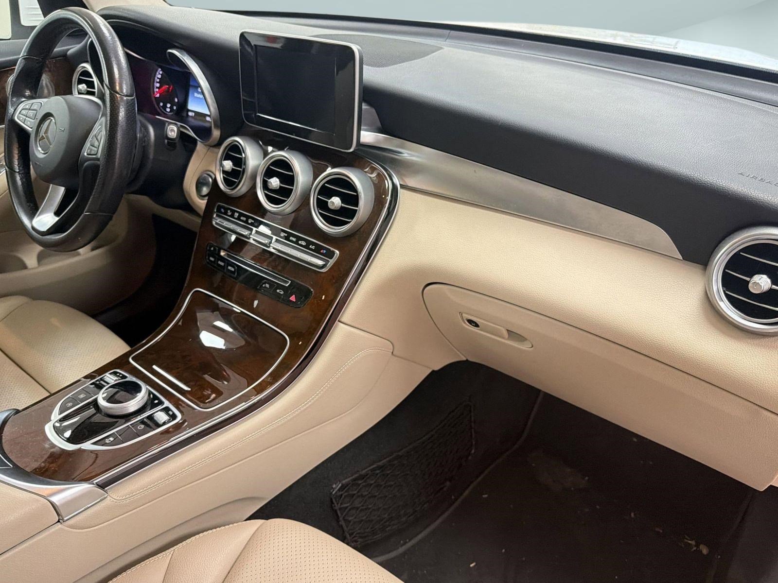 Used 2017 Mercedes-Benz GLC 300 4MATIC image 32