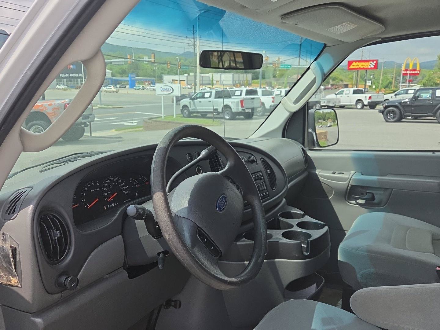 Used 2007 Ford E-350 and Econoline 350 XLT RWD image 9