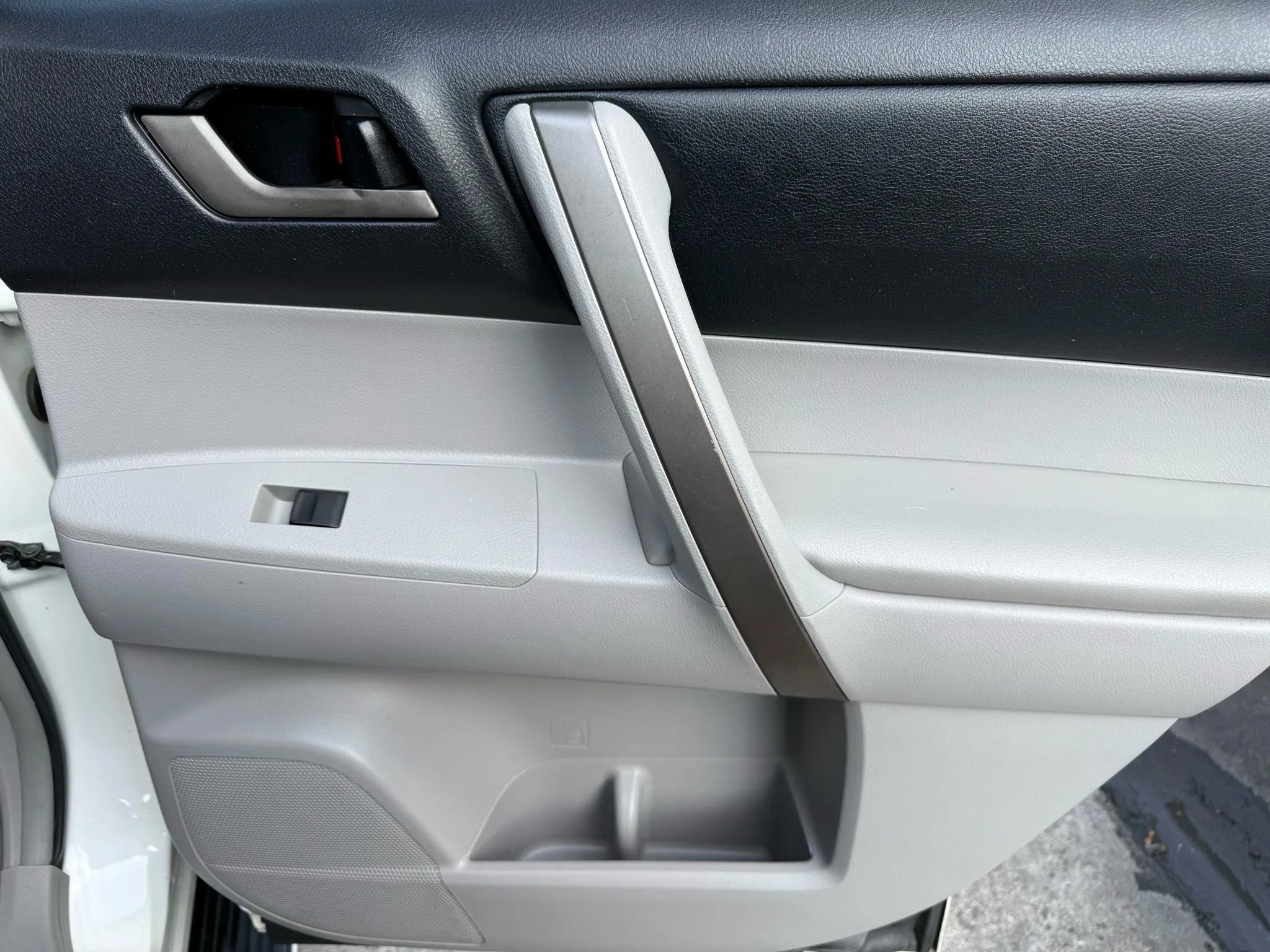 Used 2010 Toyota Highlander SE image 26