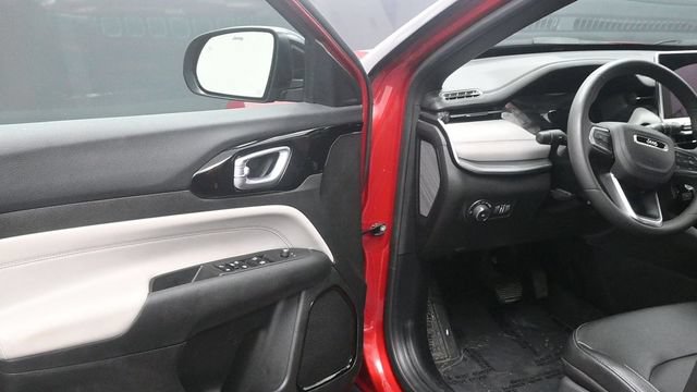 Used 2025 Jeep Compass Limited AWD/4WD image 17