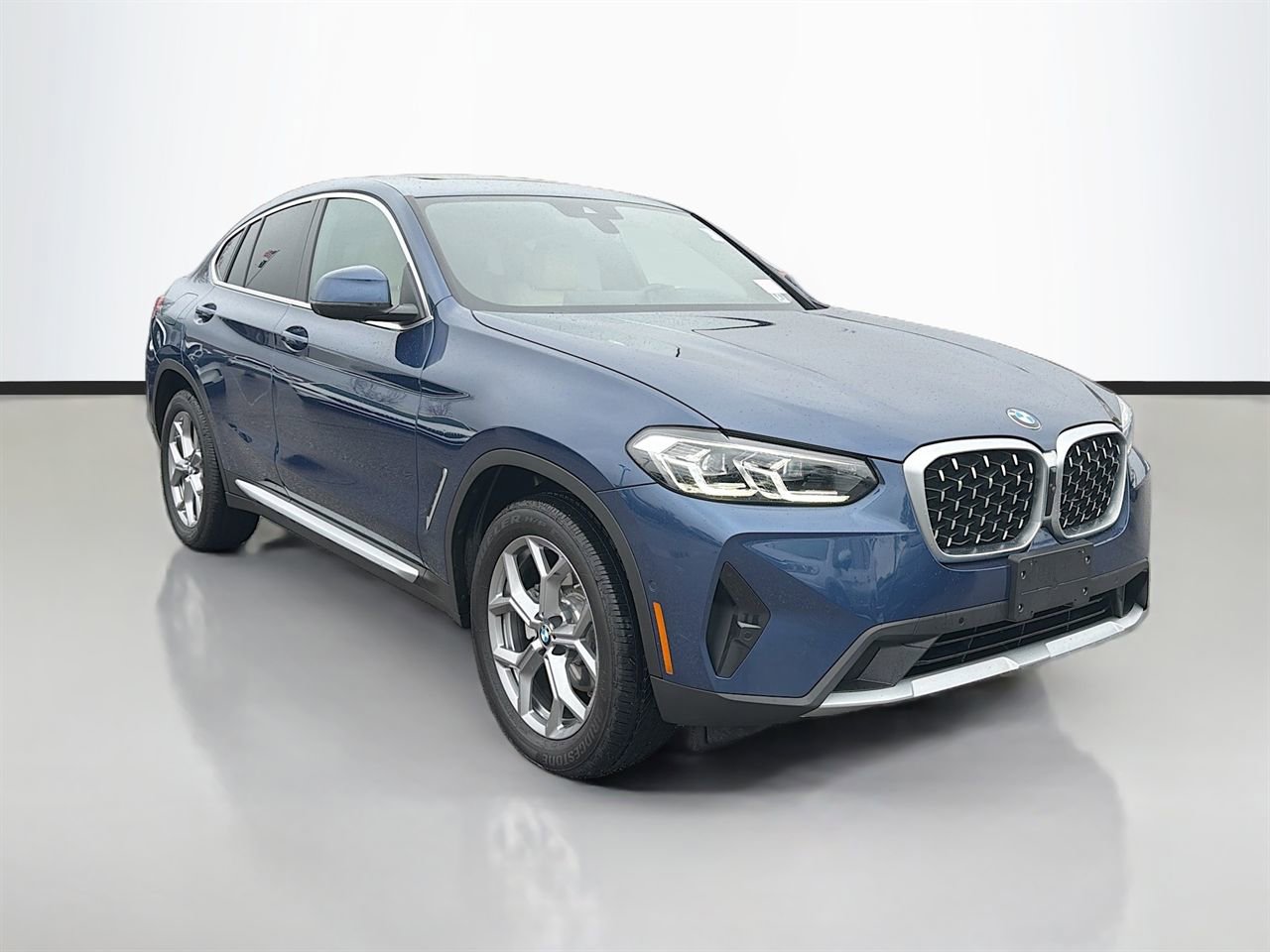 Certified 2025 BMW X4 xDrive30i image 2