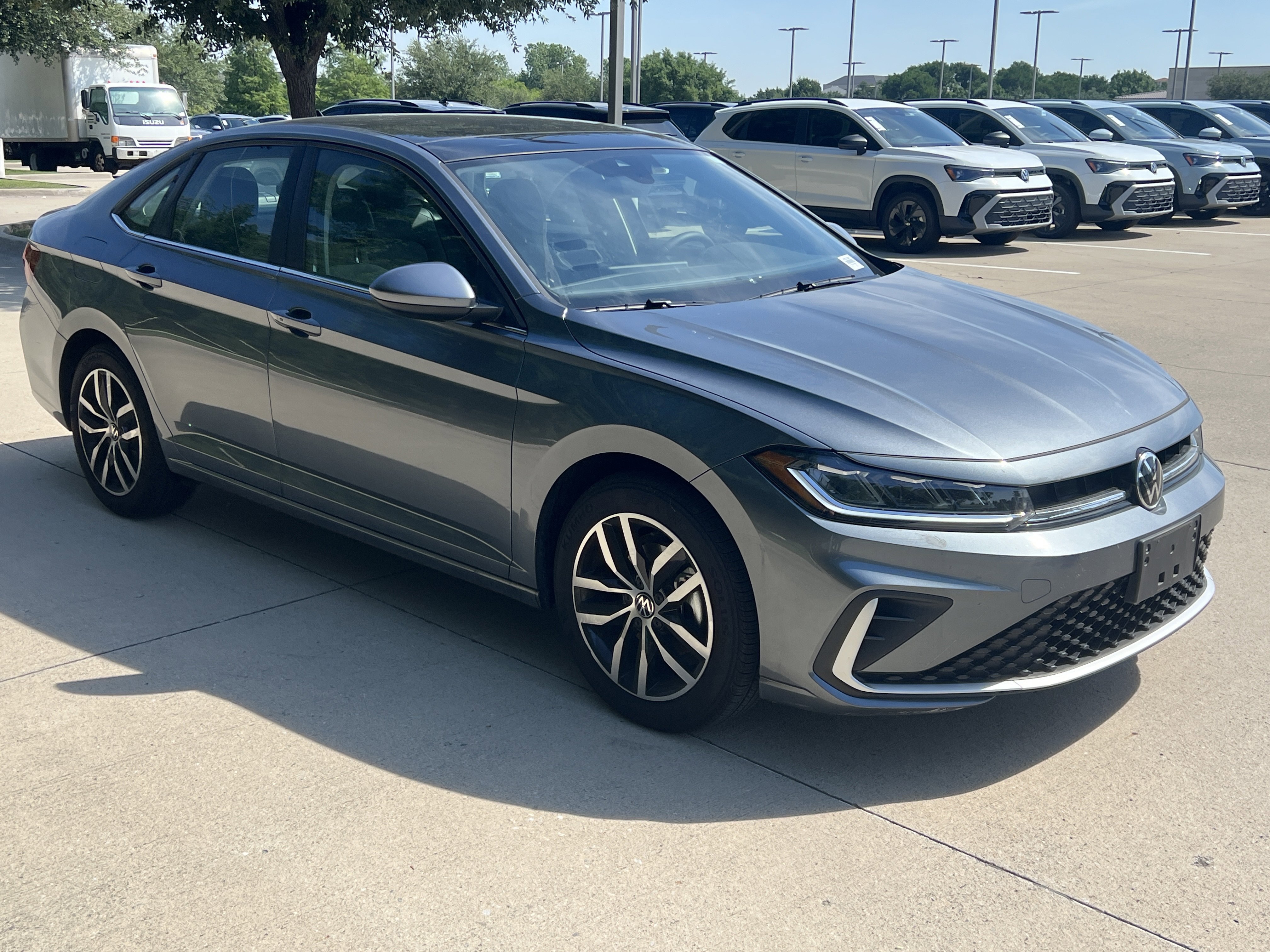 Used 2025 Volkswagen Jetta SE w/ Sunroof Package FWD image 2