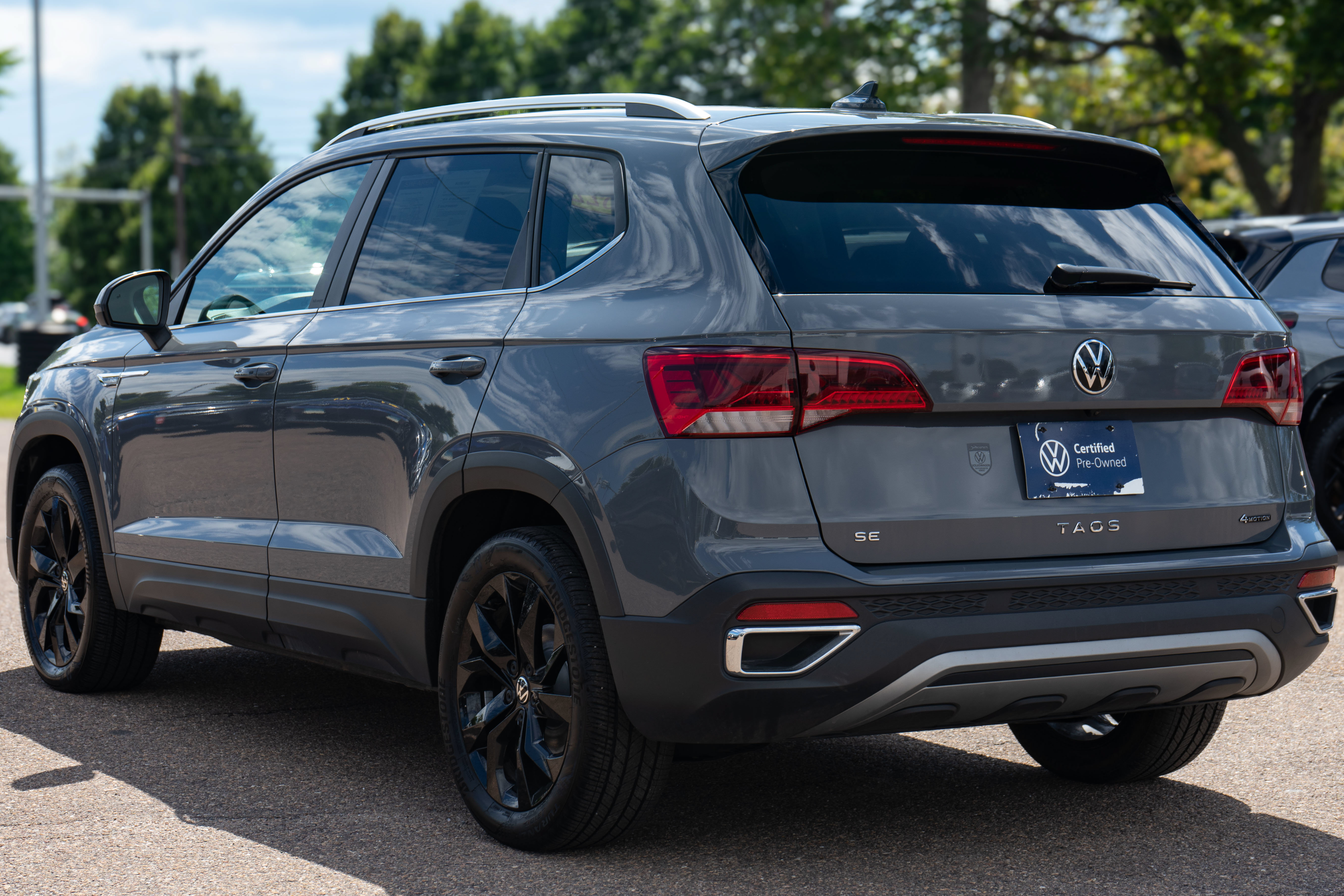 Certified 2022 Volkswagen Taos SE w/ Panoramic Sunroof Package AWD/4WD image 4