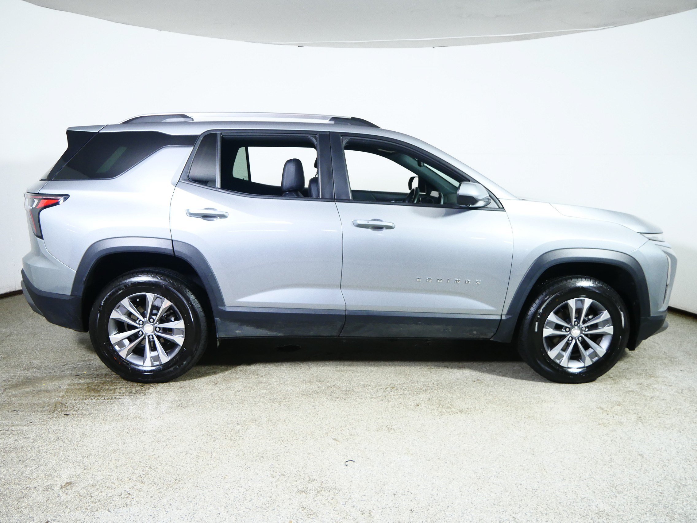 Used 2025 Chevrolet Equinox LT w/ Convenience Package II FWD image 8