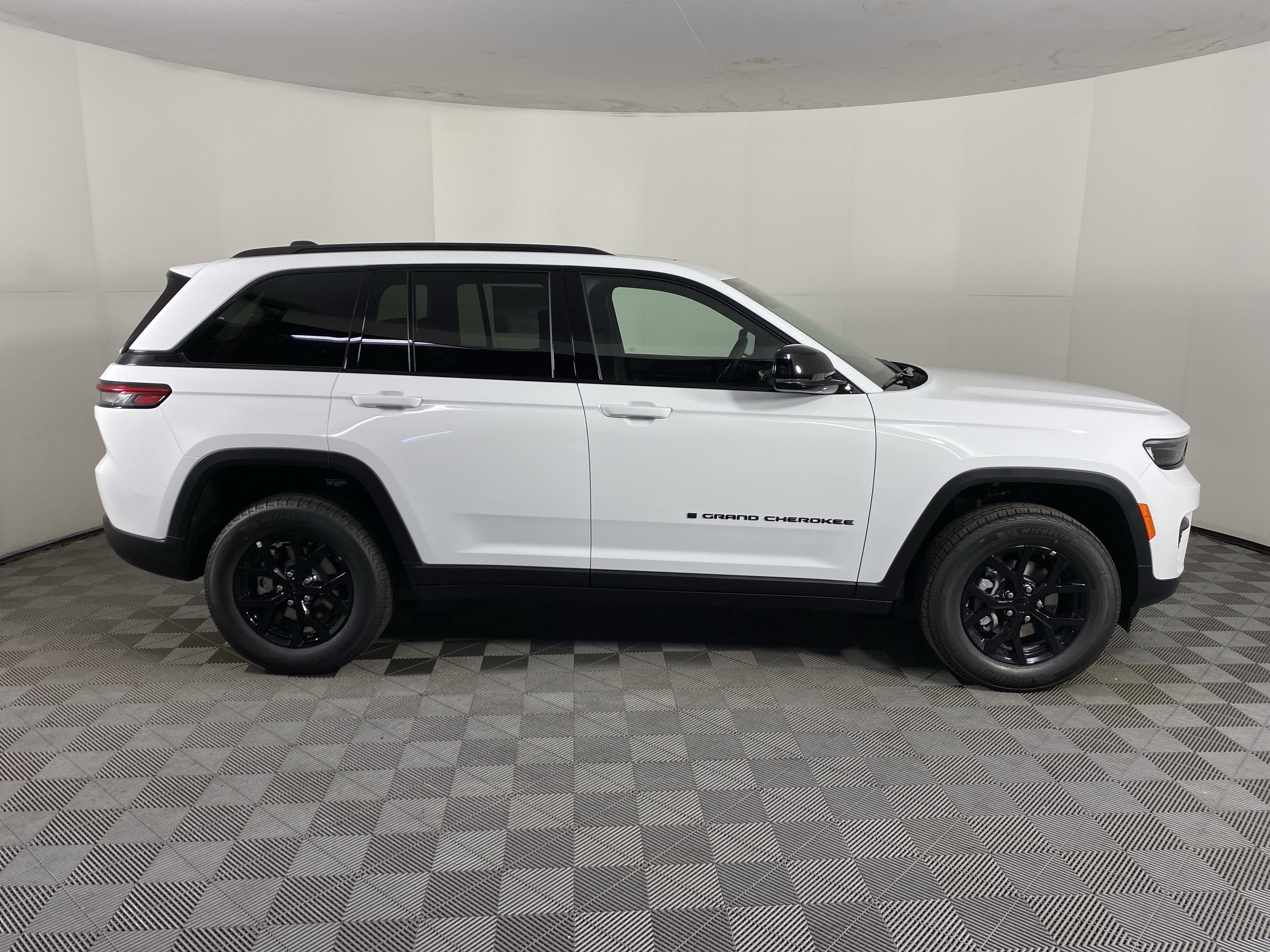 New 2025 Jeep Grand Cherokee Altitude image 6