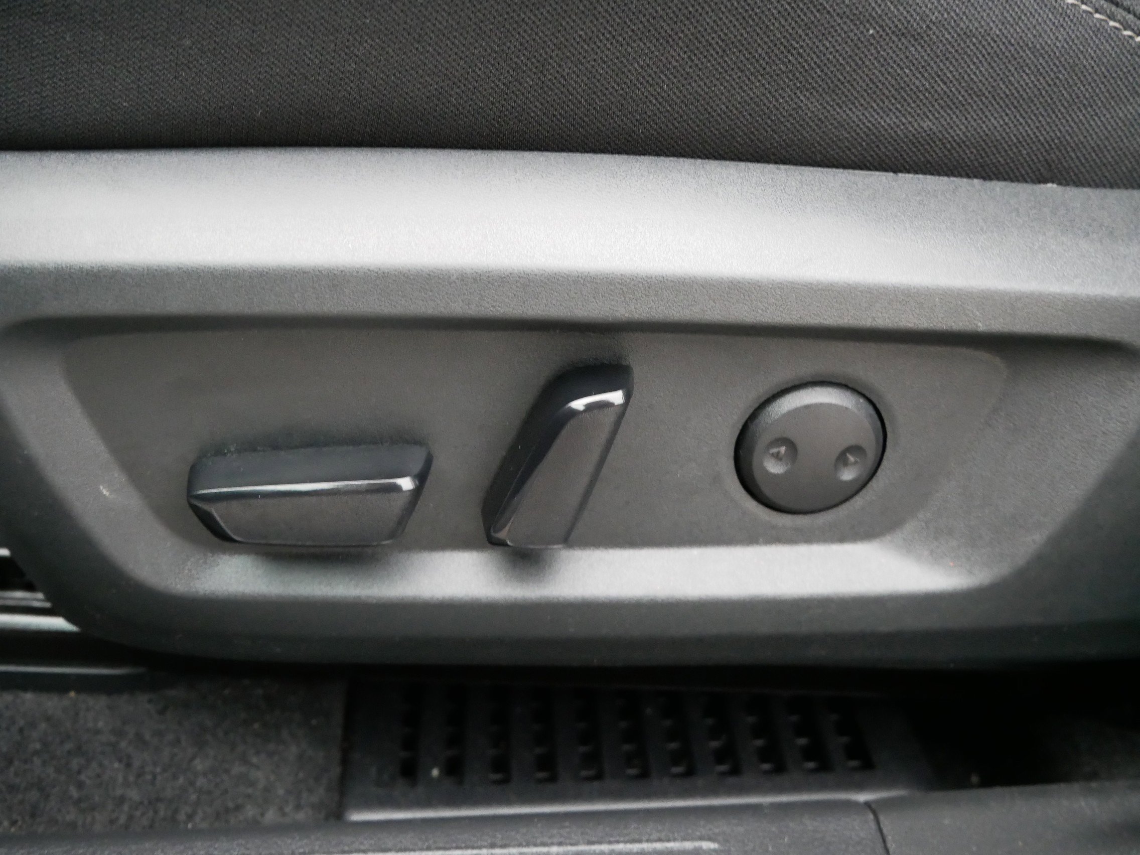 Used 2024 Nissan Rogue SV image 15