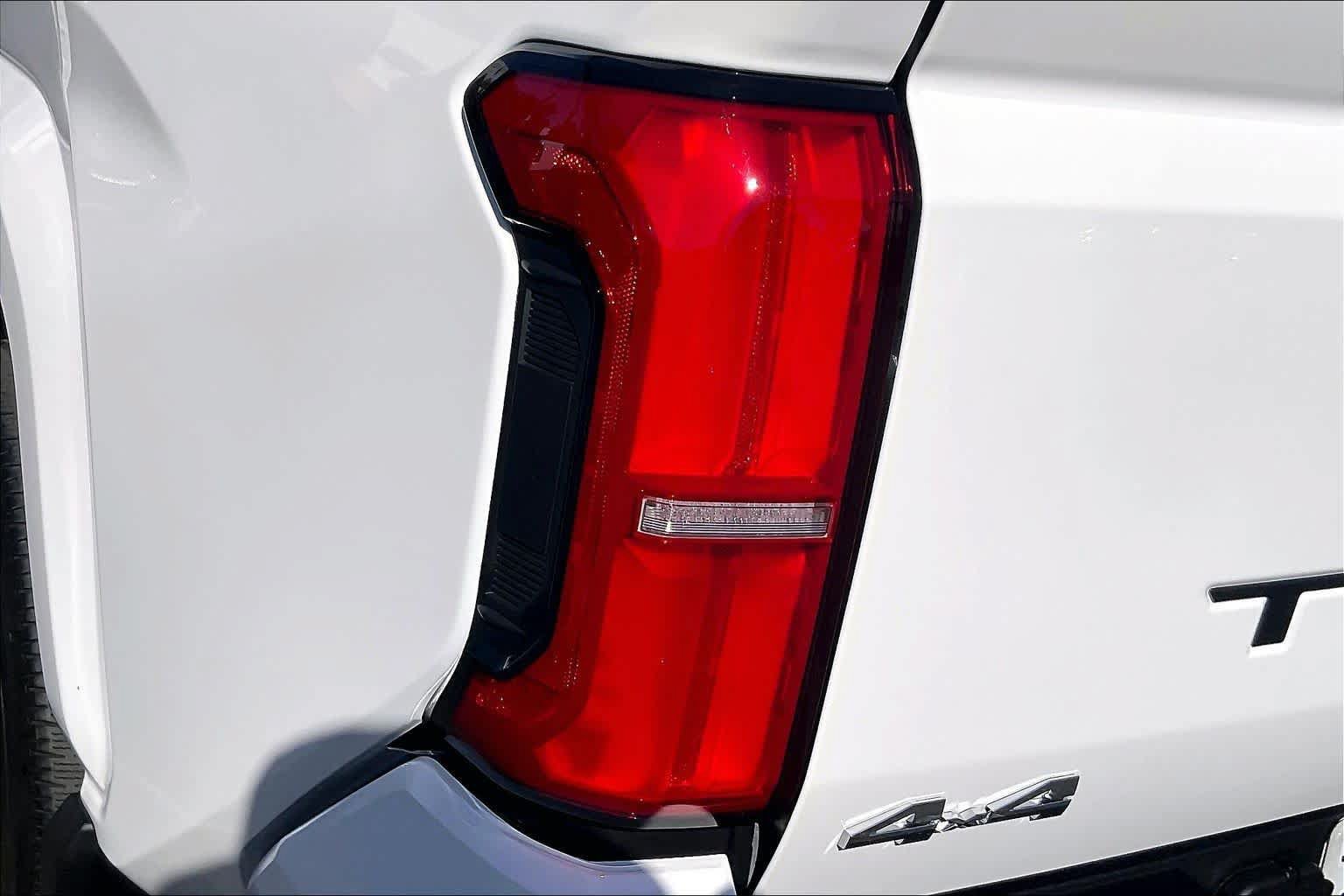 Used 2025 Toyota Tacoma SR5 AWD/4WD image 27