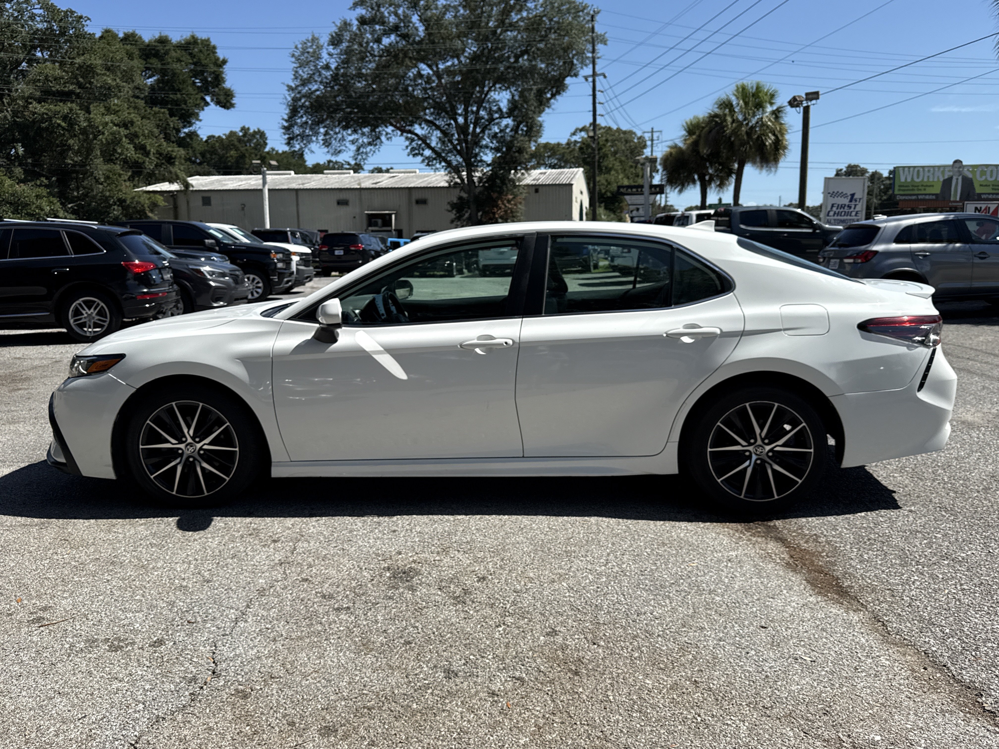 Used 2021 Toyota Camry SE FWD image 2