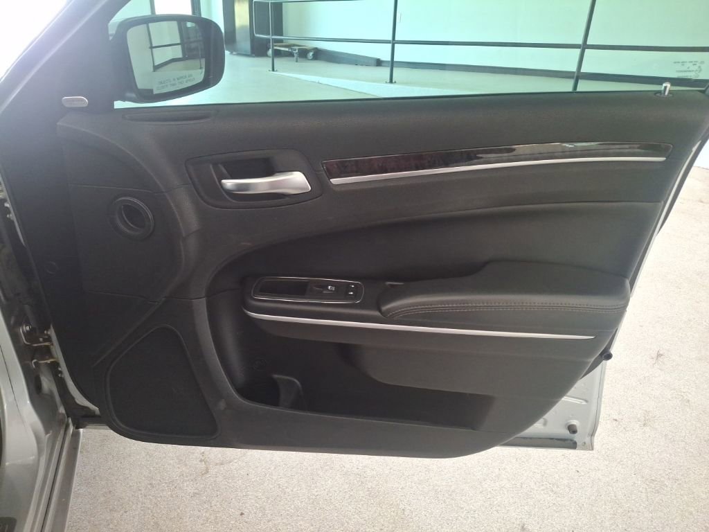 Used 2020 Chrysler 300 Limited image 23
