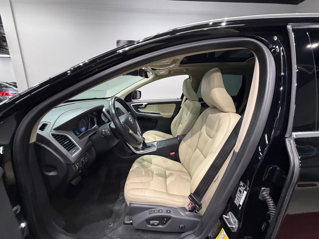 Used 2016 Volvo XC60 T6 w/ Proximity Package AWD/4WD image 18