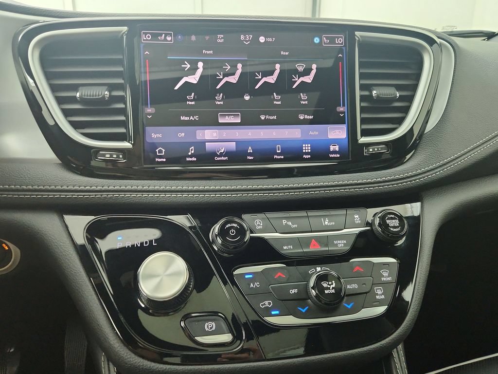 Certified 2025 Chrysler Pacifica Limited FWD image 30