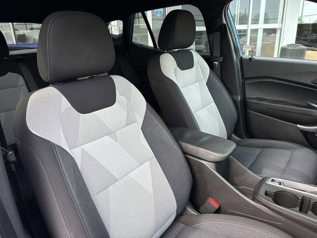 Used 2025 Chevrolet Trax RS image 11