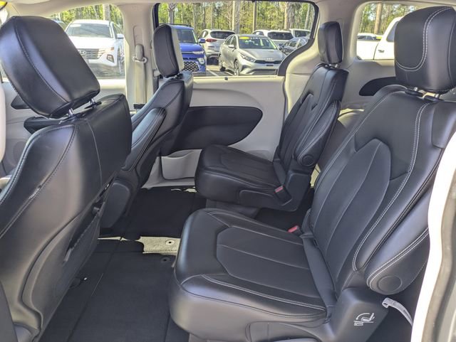 Used 2024 Chrysler Pacifica Touring-L image 14
