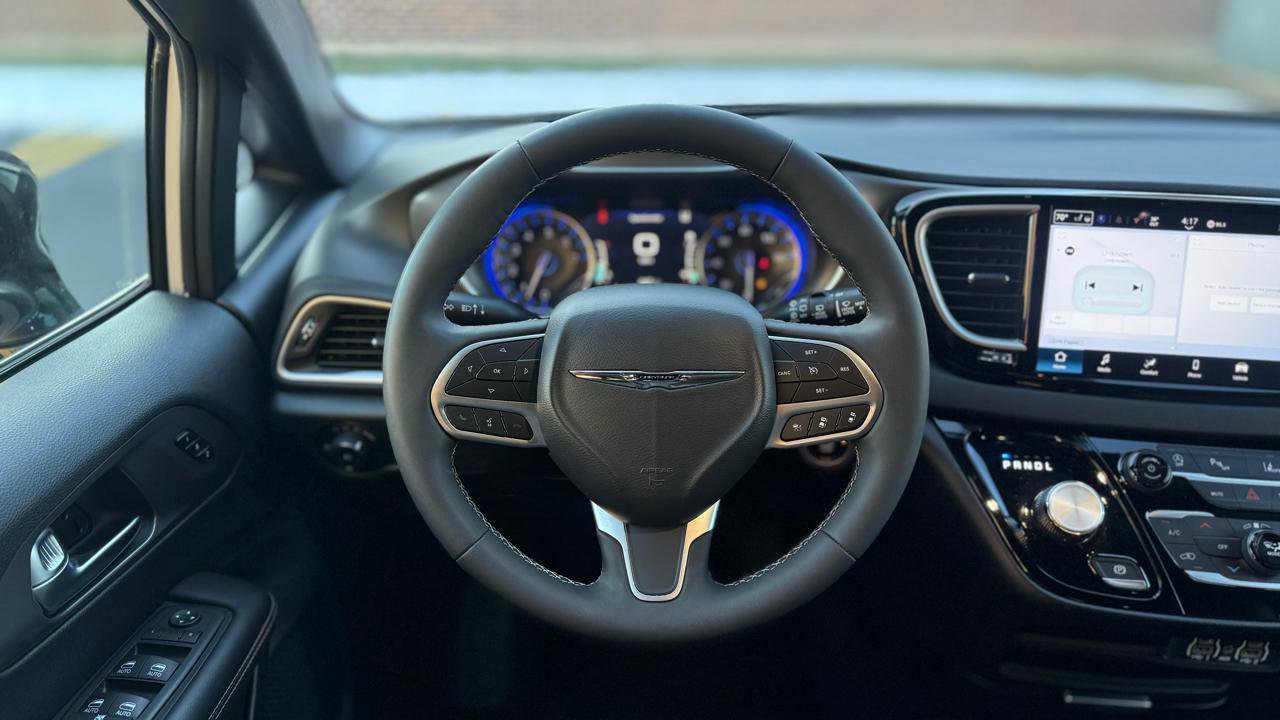 Used 2025 Chrysler Pacifica Select FWD image 14