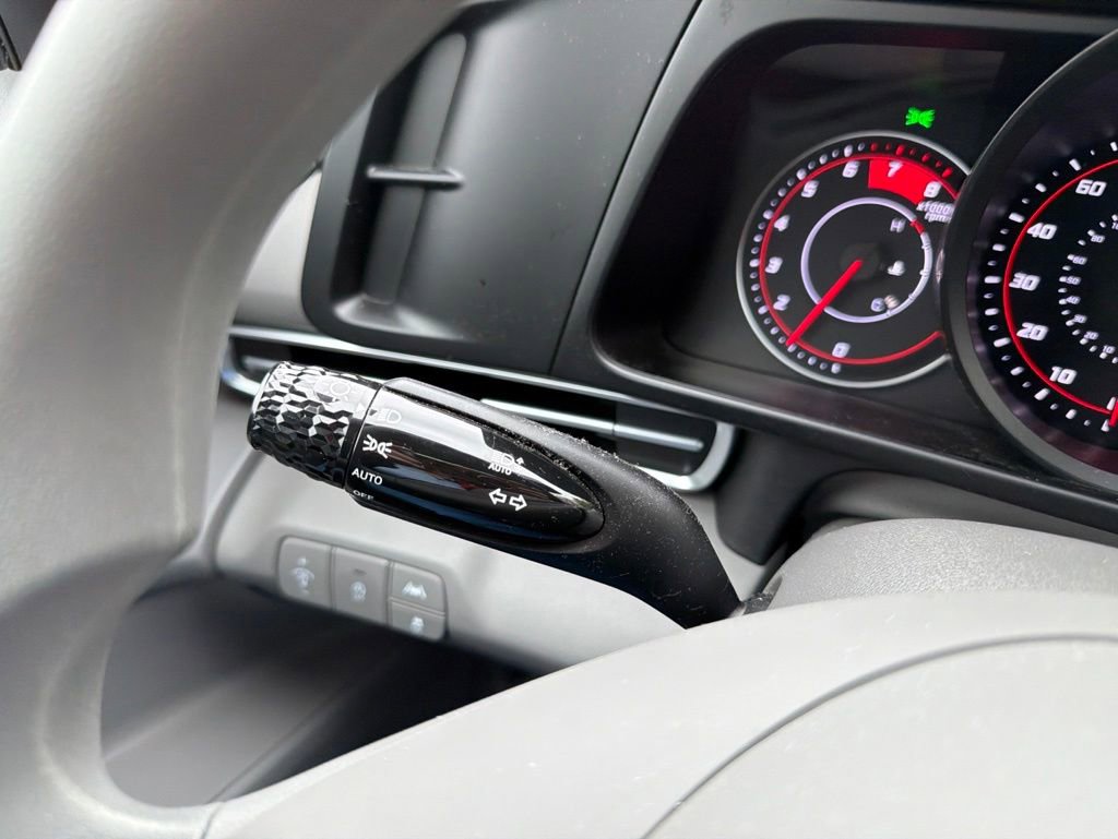 Certified 2023 Hyundai Elantra SE FWD image 28