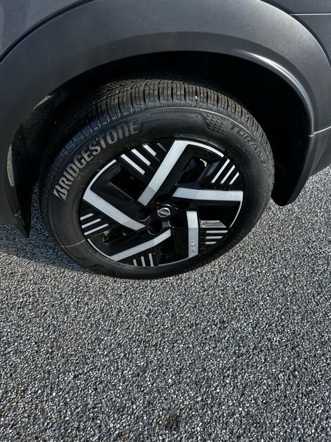 Used 2025 Nissan Kicks SV FWD image 10