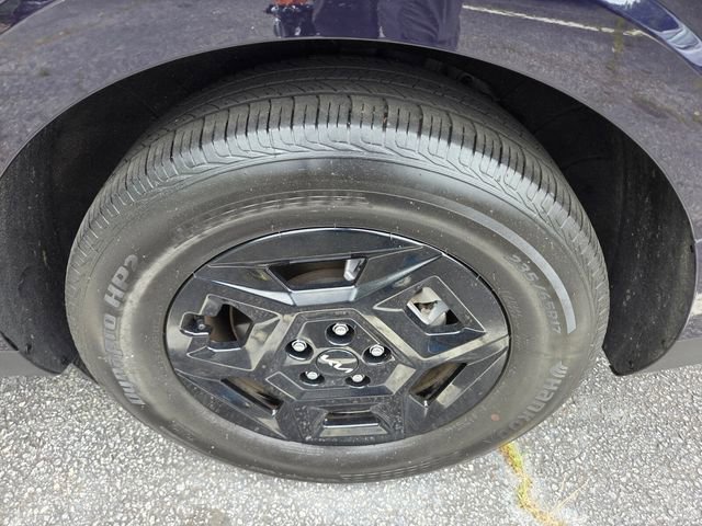 Used 2025 Kia Carnival FWD image 7
