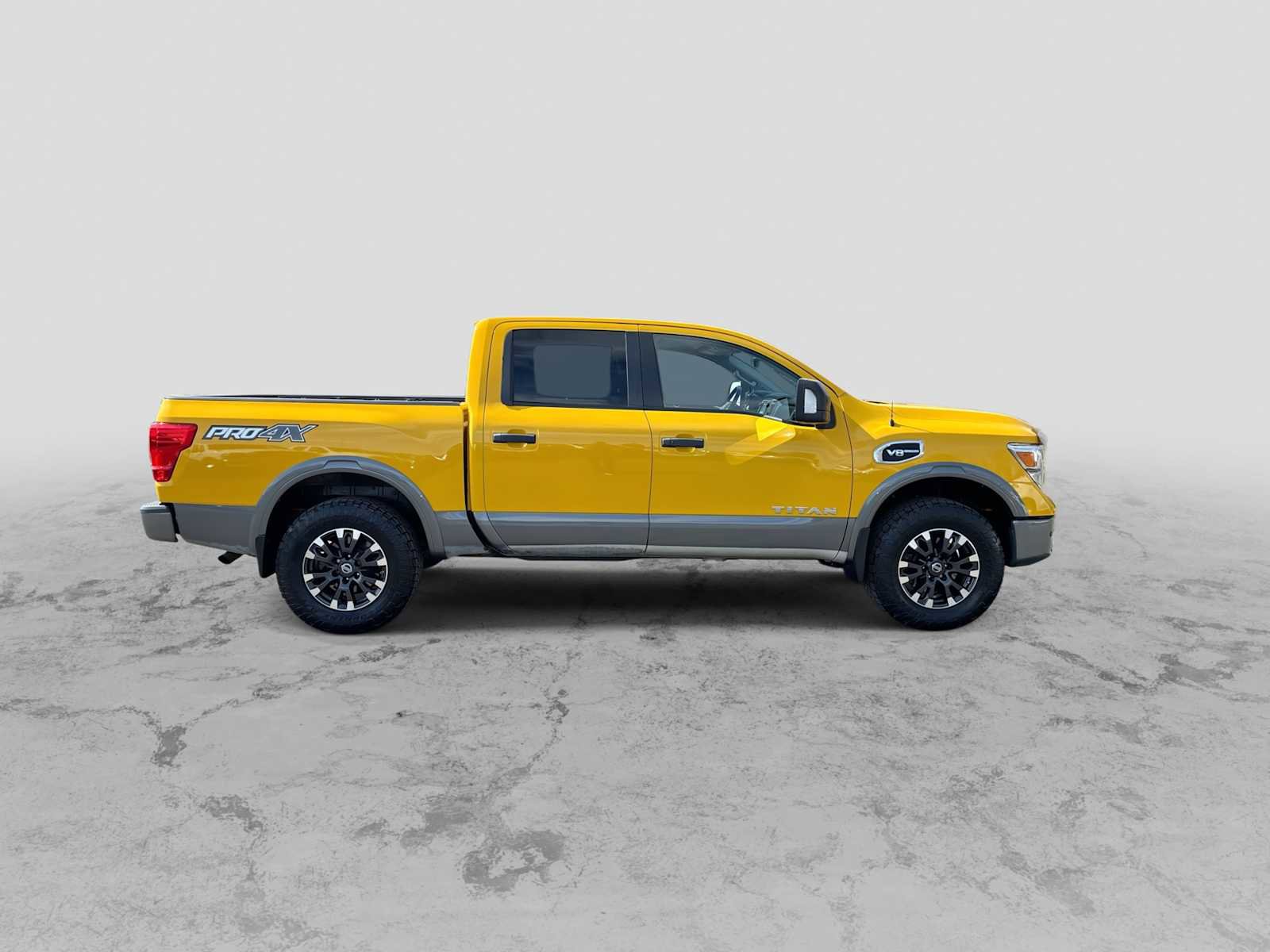 Used 2017 Nissan Titan S image 9