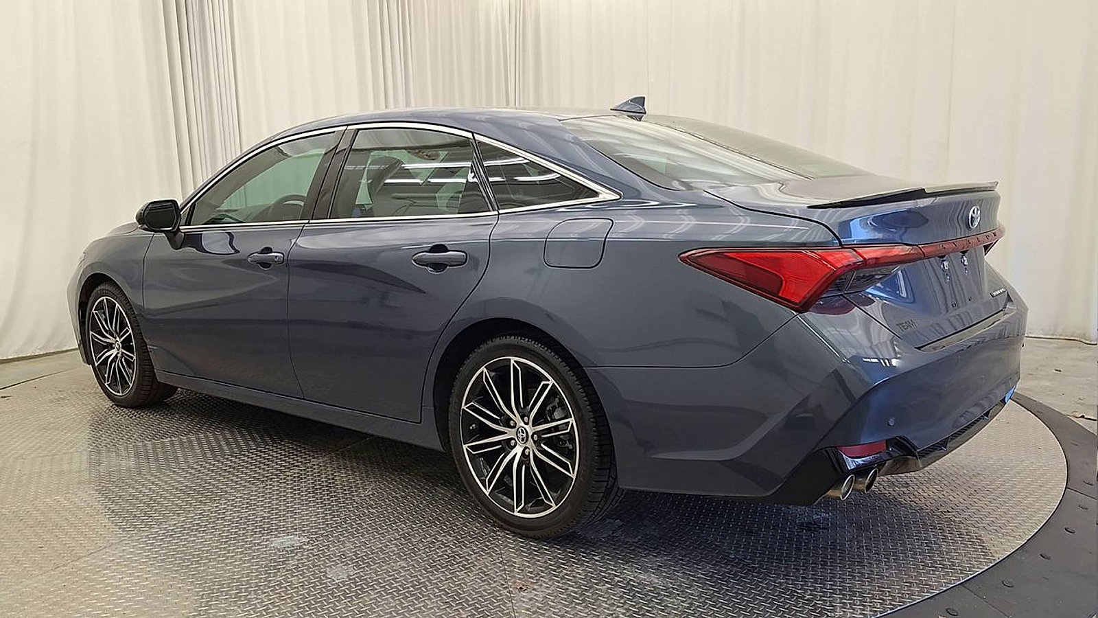 Certified 2019 Toyota Avalon Touring w/ Advanced Safety Package FWD image 9