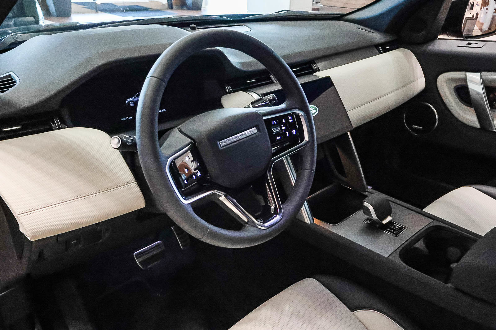 New 2026 Land Rover Discovery Sport Landmark AWD/4WD image 13