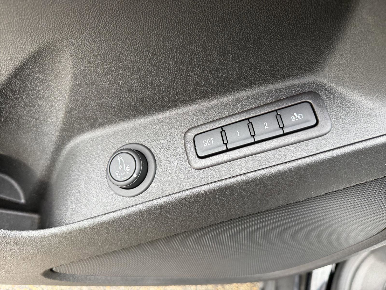 Used 2020 Chevrolet Equinox LT w/ Midnight Edition image 12