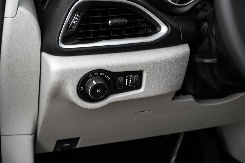 Used 2024 Chrysler Pacifica Touring-L FWD image 38