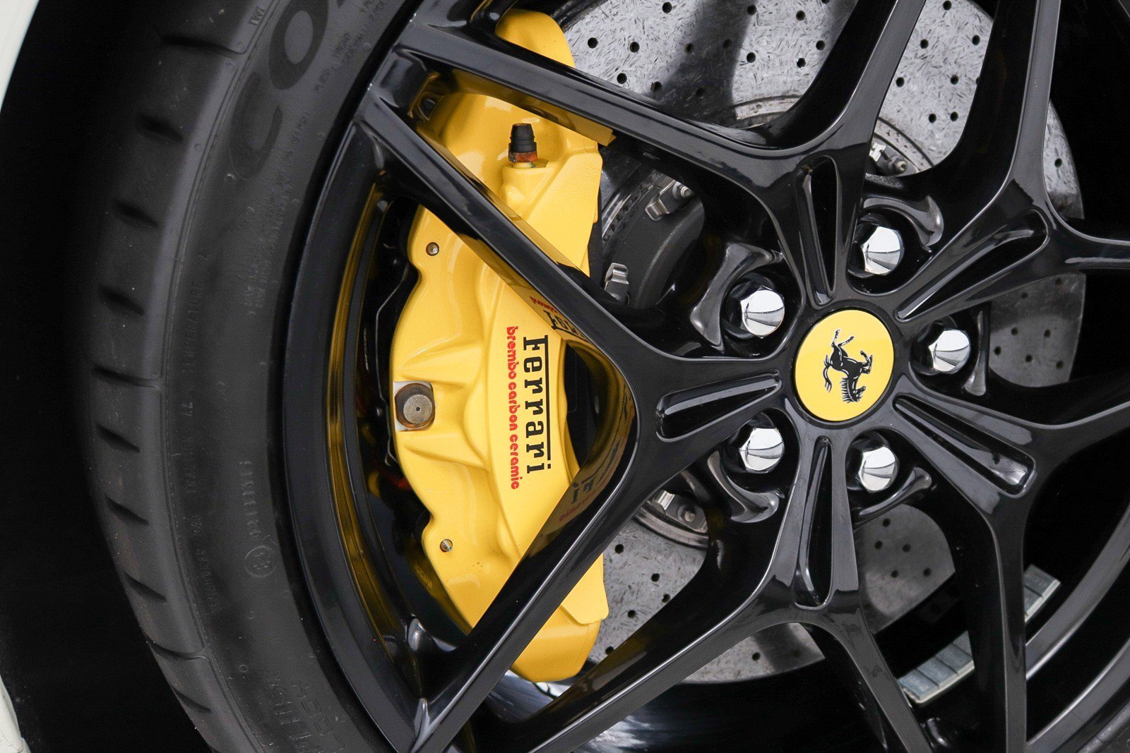 Used 2017 Ferrari California T RWD image 40