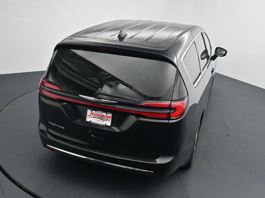 Used 2023 Chrysler Pacifica Touring-L FWD image 28
