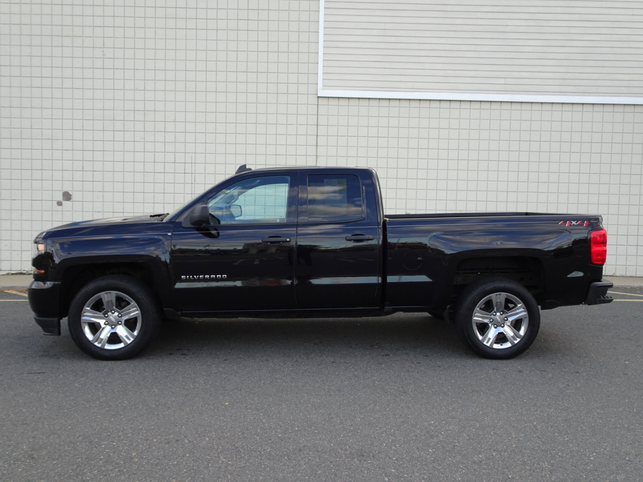 Used 2018 Chevrolet Silverado 1500 Custom w/ Custom Value Package image 4