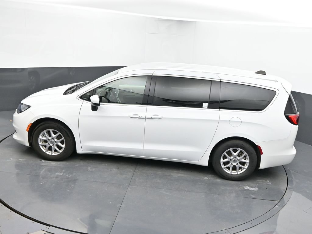 Used 2023 Chrysler Voyager LX FWD image 17