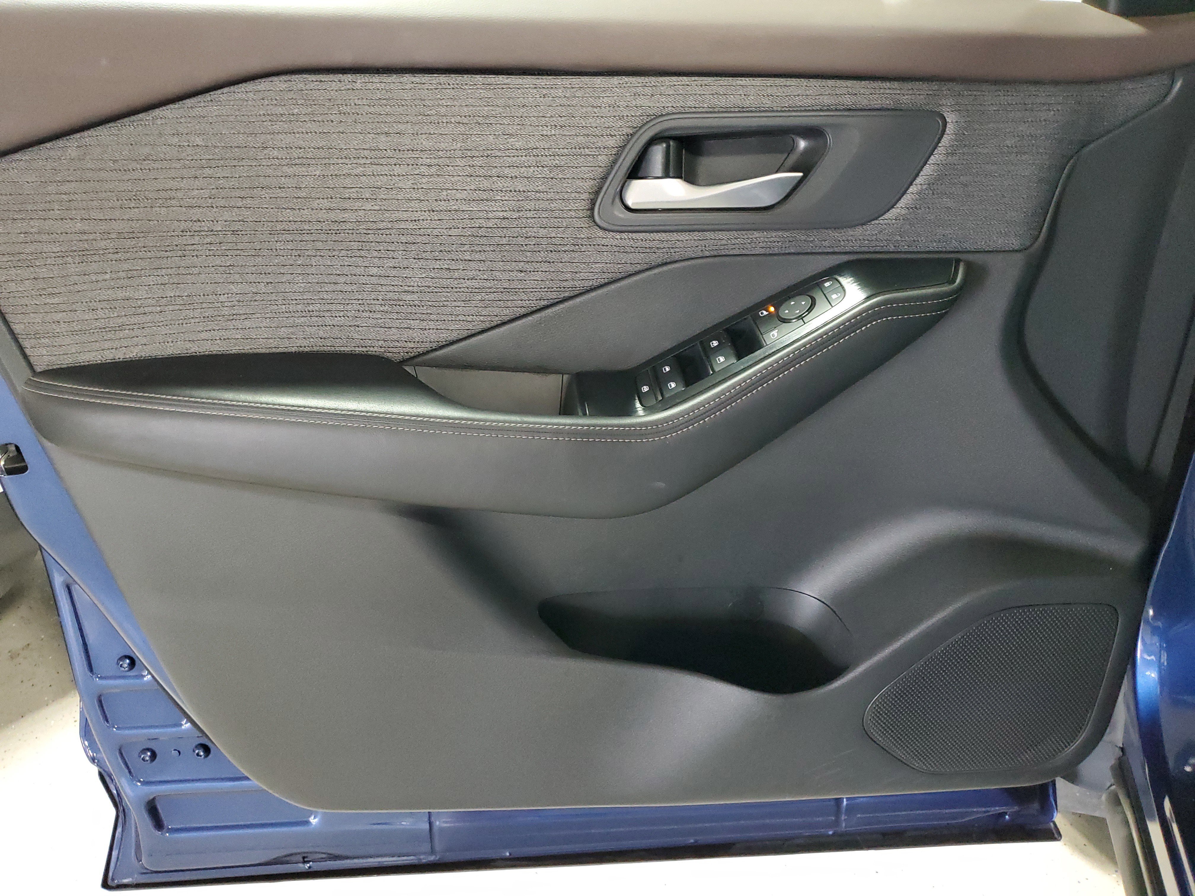 Used 2022 Nissan Rogue SV AWD/4WD image 19