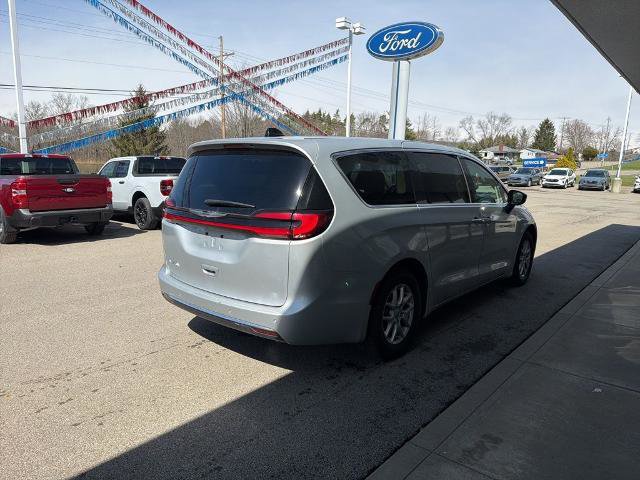 Used 2024 Chrysler Pacifica Touring-L image 3