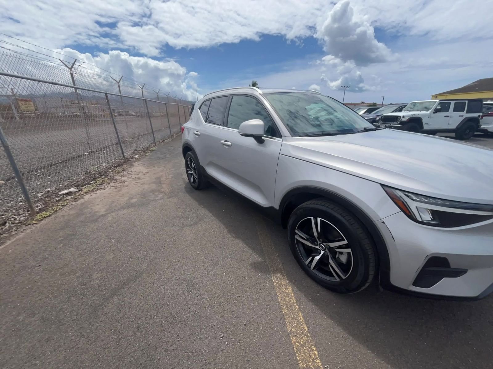 Used 2024 Volvo XC40 B5 Core AWD/4WD image 3