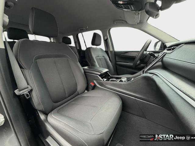 Used 2023 Jeep Grand Cherokee Laredo AWD/4WD image 13