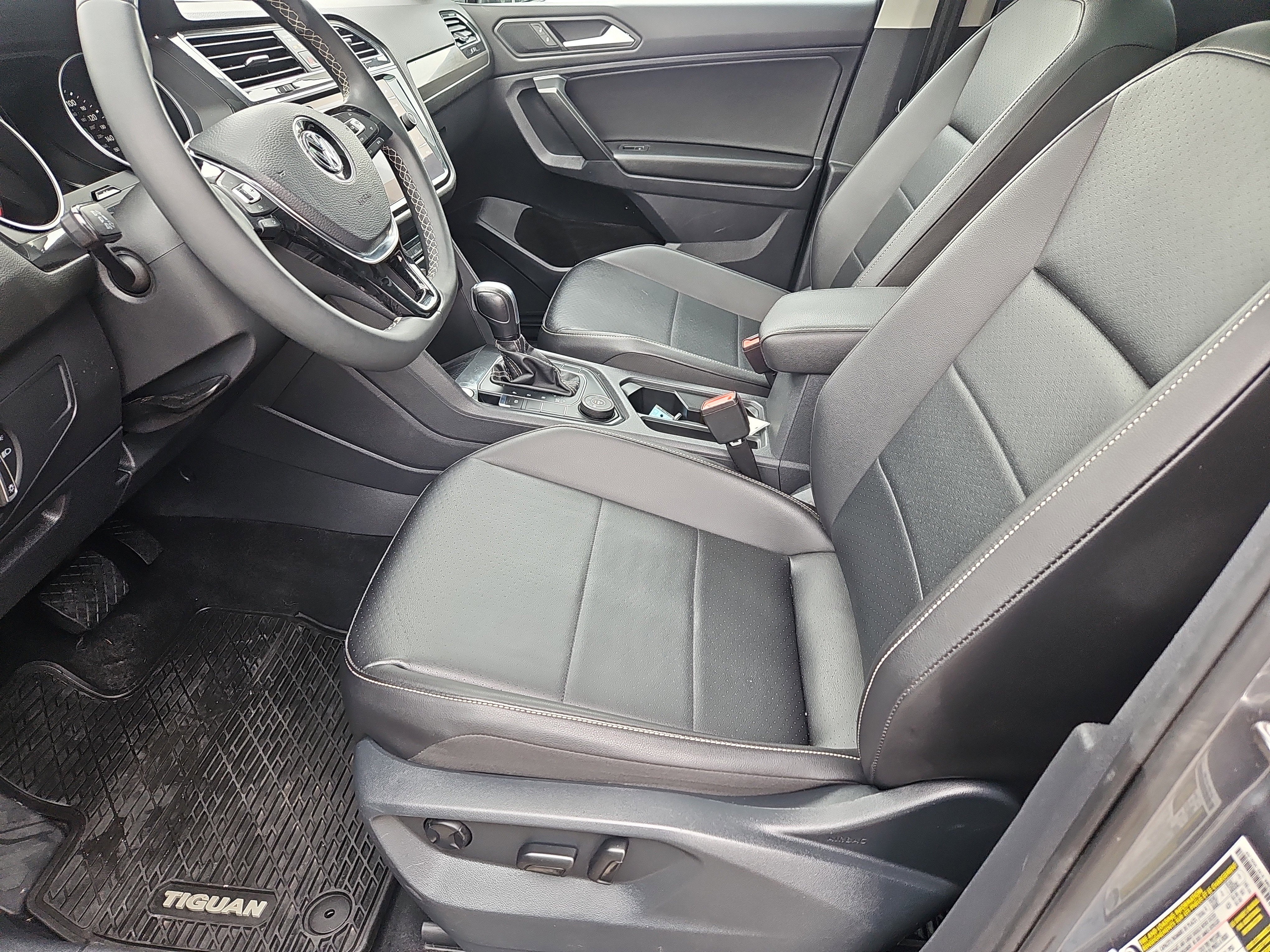 Used 2021 Volkswagen Tiguan SE w/ Panoramic Sunroof Package image 29