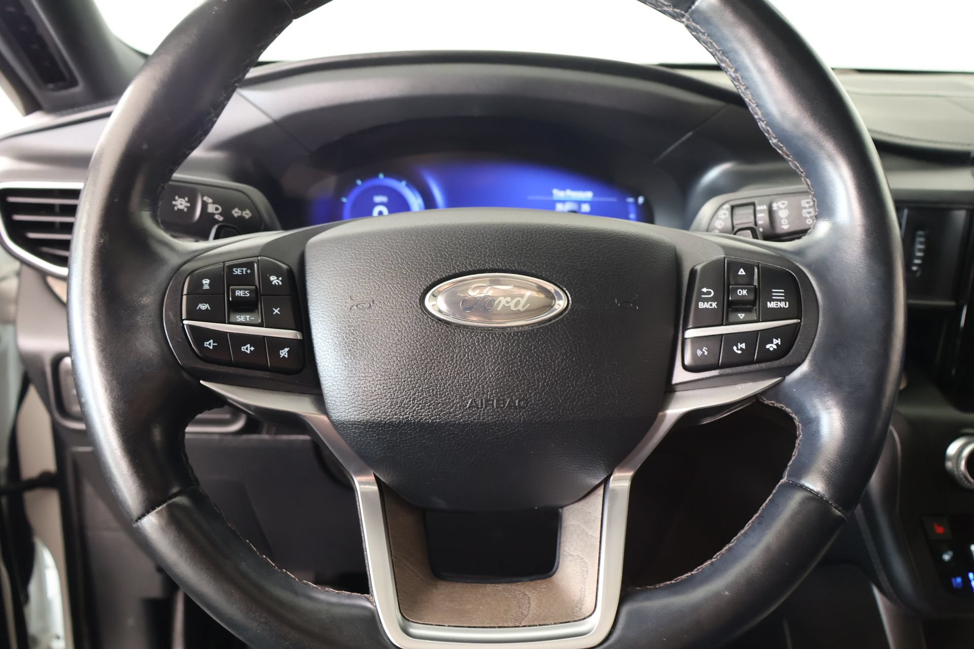 Used 2020 Ford Explorer Platinum w/ Premium Technology Package AWD/4WD image 3