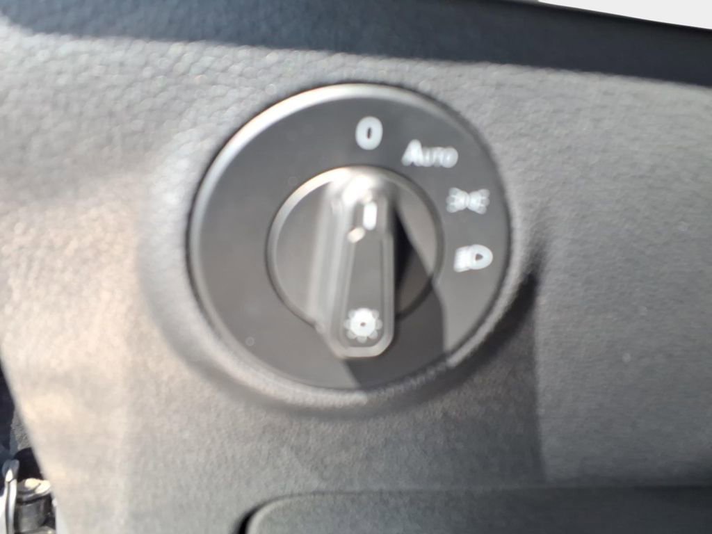 Used 2022 Volkswagen Taos SEL w/ Panoramic Sunroof Package image 13