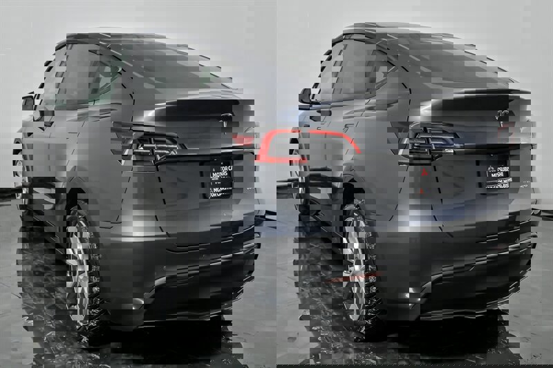 Used 2022 Tesla Model Y Long Range image 8